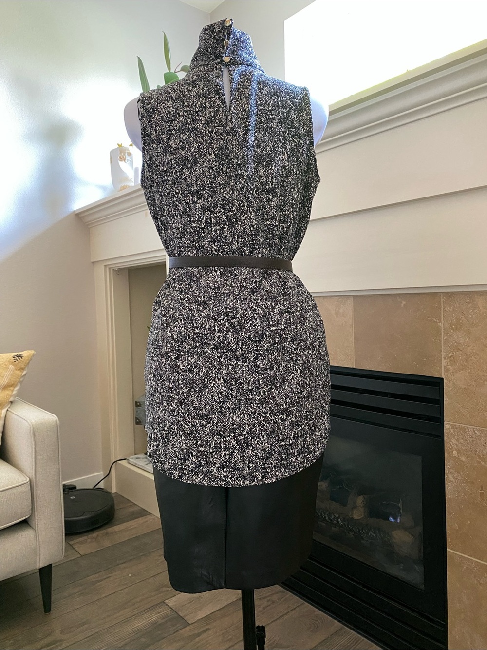 EUC Vince Camuto Sleeveless Tweed Inverted Front Pleat Blouse - Picture 4 of 6